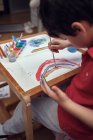Діти грають у внутрішньому дворі і малюють водними фарбами — стокове фото