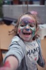 Діти грають у внутрішньому дворі і малюють водними фарбами — стокове фото