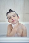 Brüder baden und spielen mit Schaum — Stockfoto