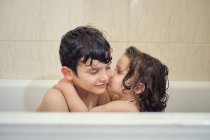 Brüder baden und spielen mit Schaum — Stockfoto