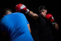 Два боксера тренируются на ринге — стоковое фото