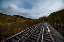 Estrada de ferro abandonada Trestle acima de Nova Inglaterra floresta de outono — Fotografia de Stock