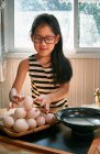 Una ragazza dispone le uova su un vassoio di bambù — Foto stock