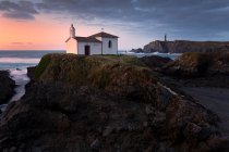 Красивый вид на море и церковь на фоне природы — стоковое фото
