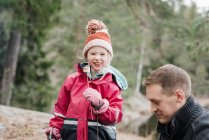 Junges Mädchen lächelt und isst beim Zelten in Schweden einen Marshmallow — Stockfoto