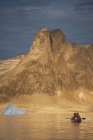 2 человека, путешествующих на каяке в Восточной Гренландии — стоковое фото