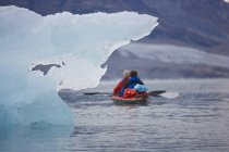 2 men traveling with a sea kayak in Eastern Greenland — Stock Photo