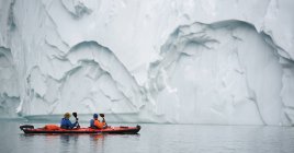 2 человека, путешествующих на каяке в Восточной Гренландии — стоковое фото