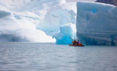 2 hombres viajando con un kayak de mar en Groenlandia Oriental - foto de stock