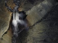 Schöner Blick auf Wasserfall in den Bergen vor Naturkulisse — Stockfoto