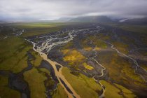 Воздушный вид на реку в горах на фоне природы — стоковое фото