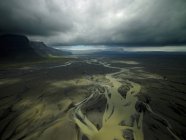 Ein Gletscherfluss schlängelt sich die Sandfelder hinunter — Stockfoto