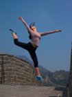 Frau tanzt auf der Chinesischen Mauer — Stockfoto