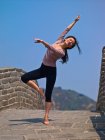 Жінка танцює на великій китайській стіні. — стокове фото