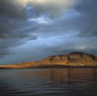Красивый фьорд и море на фоне природы — стоковое фото