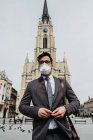 Uomo d'affari in piedi sulla strada della città con maschera protettiva — Foto stock