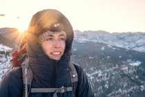 Giovane donna che guarda la vista dalla cima della montagna in Montana alba — Foto stock
