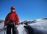 Hombre mayor explorando el glaciar Solheimajokull en Islandia - foto de stock