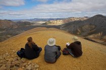 Un groupe de randonneurs profitant de la vue sur Landmannalaugar depuis le sommet de la montagne Brennisteinsalda — Photo de stock