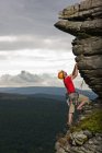 Alpinista no penhasco no Peak District, na Inglaterra — Fotografia de Stock
