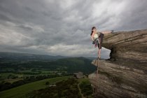 Bergsteigerin auf Klippe im Peak District in England — Stockfoto