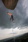 Arrampicatrice femminile che scende dal precipizio del Peak District in Inghilterra — Foto stock