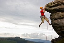 Scalatore di roccia sulla scogliera del Peak District in Inghilterra — Foto stock