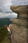 Alpinista feminina em um penhasco no Peak District, na Inglaterra — Fotografia de Stock