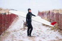 Jovem que vai surfar na neve de inverno — Fotografia de Stock