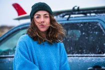 Retrato de surfista mujer con nieve en el pelo - foto de stock