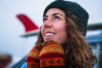 Портрет женщины-серфера со снегом в волосах — стоковое фото