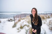 Frau lacht und surft im Winterschnee — Stockfoto