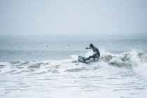 Uomo surf durante la neve invernale — Foto stock