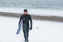 Mann surft im Winterschnee — Stockfoto