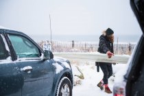 Frau beim Surfen im Winterschnee — Stockfoto