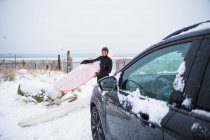 Donna che fa surf durante la neve invernale — Foto stock