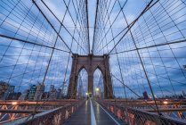 Переплетение Бруклинского моста на Dawn NYC — стоковое фото