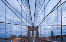 Sangle du pont de Brooklyn à l'aube NYC — Photo de stock