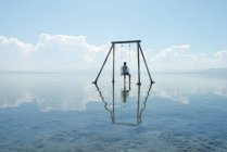 Auto-retrato em balanço definido em reflexão sobre Salton Sea Californi — Fotografia de Stock