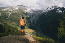 Caminhadas masculinas jovens nos alpes franceses entre França e Suíça — Fotografia de Stock