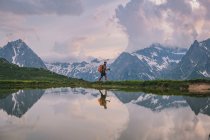 Молодий чоловік подорожує у французьких Альпах між Францією а Швейцарією. — стокове фото