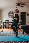 Giovane ragazzo che fa yoga in soggiorno durante l'isolamento — Foto stock