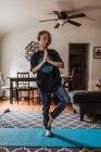 Молодий хлопчик робить йогу у вітальні під час ізоляції — стокове фото