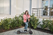 Jovem mulher bonita com scooter na cidade — Fotografia de Stock