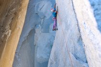 Альпініст піднімається скелею в горах — стокове фото