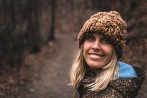 Chica con lana en el bosque - foto de stock
