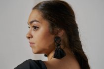 Junge Frau tanzt Flamenco im Studio — Stockfoto