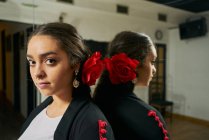 Молодая женщина танцует фламенко в студии — стоковое фото
