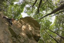 Mulher madura escalando penhasco calcário no norte da Alemanha — Fotografia de Stock
