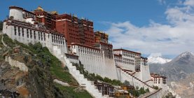 O palácio de Potala em Lhasa / Tibete — Fotografia de Stock